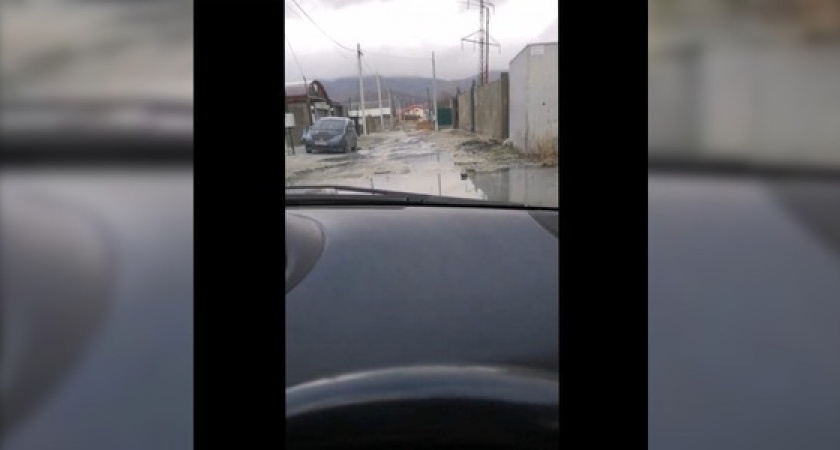 «Дождь прошел, а лужи зловония остались». Жители Новороссийска жалуются, что их улицу топят нечистоты