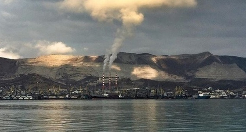 Новороссийский фотограф сняла видео, как из заводской трубы идет дым и образует огромное «цементное облако»
