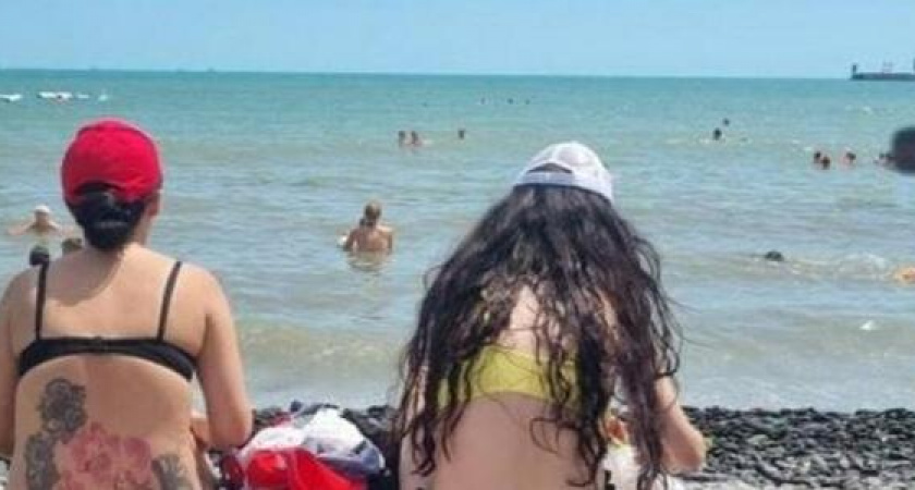 "Я местный человек, а мне дым в лицо!": туристы в Новороссийске начали курить прямо на пляжах