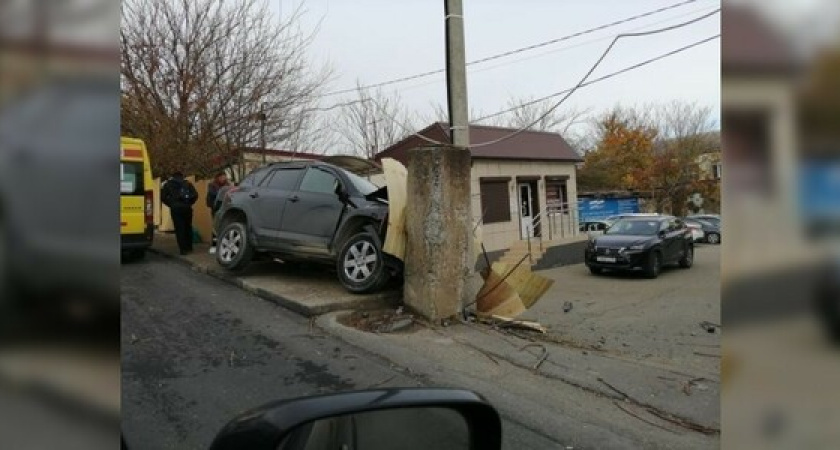 В Новороссийске кроссовер вылетел с дороги и снес металлический забор: очевидцы сняли на видео последствия жесткого ДТП