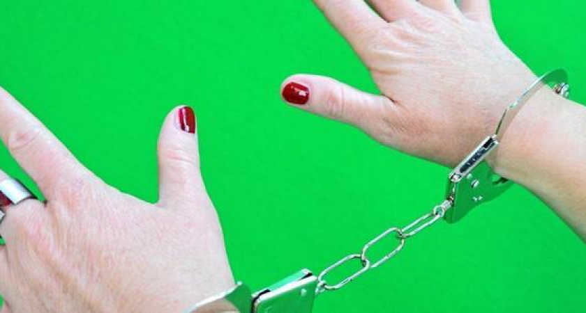 Житель Новороссийска после вечера в компании знакомой лишился денег и мобильного