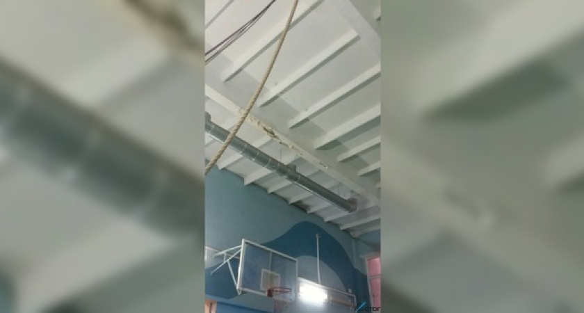 Треснул потолок и обвалилась плитка. Новороссийцы недовольны состоянием одной из городских школ