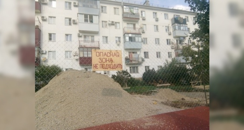 «Здание перекроет доступ света в квартиры»: новороссийцы просят мэрию остановить стройку спортивного комплекса под окнами их дома