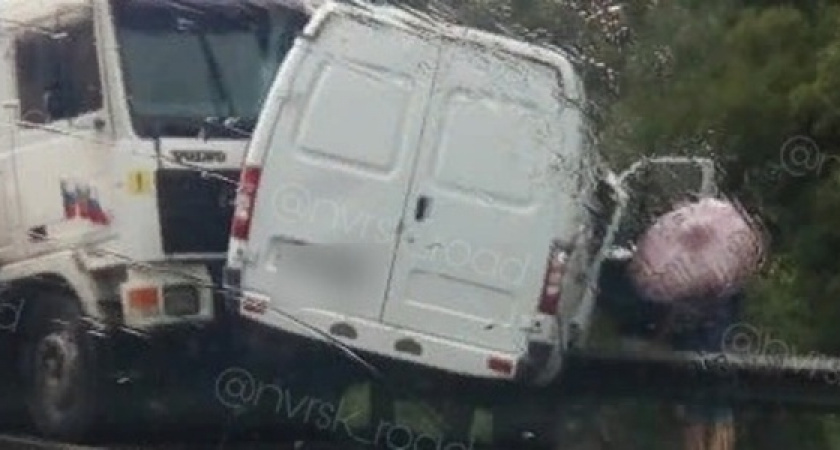 На перевале «Волчьи ворота» под Новороссийском фура врезалась в «Газель»: в Сети опубликовано видео аварии со смертельным исходом