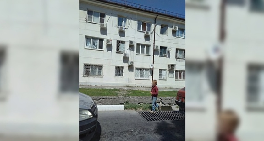 «Ходит грязный, просит денег у водителей»: жители Новороссийска заметили 7-летнего попрошайку на оживленной дороге