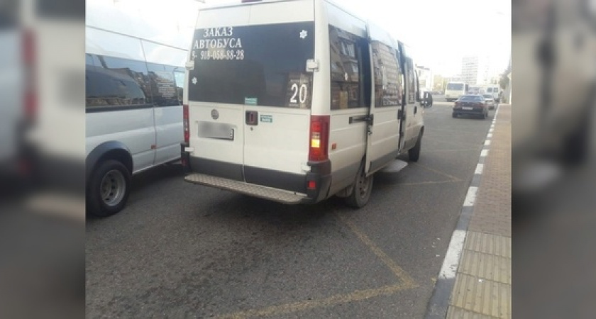 Житель Новороссийска снял на видео водителя маршрутки, который всю дорогу разговаривал по телефону