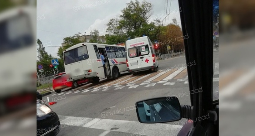 В Новороссийске на перекрестке столкнулись автобус и автомобиль скорой помощи