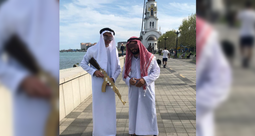 Двое парней в арабских костюмах и с «автоматом» в руках сфотографировались на фоне православного храма в Новороссийске