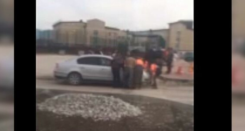 Новороссийцы сняли на видео, как дорожники пытались переставить автомобиль, который мешал укладке асфальта