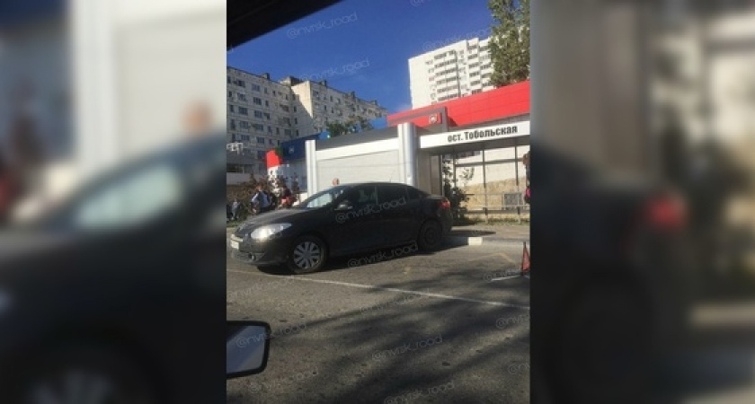 В Новороссийске иномарка без водителя въехала в остановку: есть пострадавшие