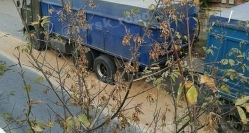 В Новороссийске большегруз усыпал проезжую часть зерном