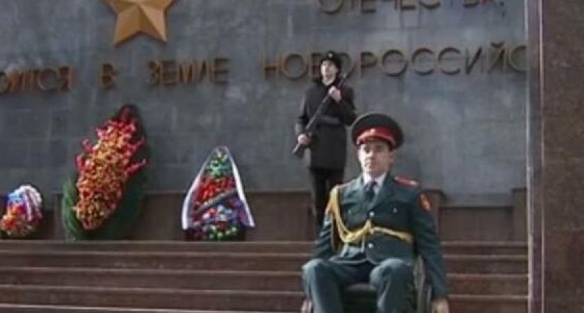 На Первом канале рассказали о первом в России парадайвере, который несет почетный караул на Посту №1 в Новороссийске