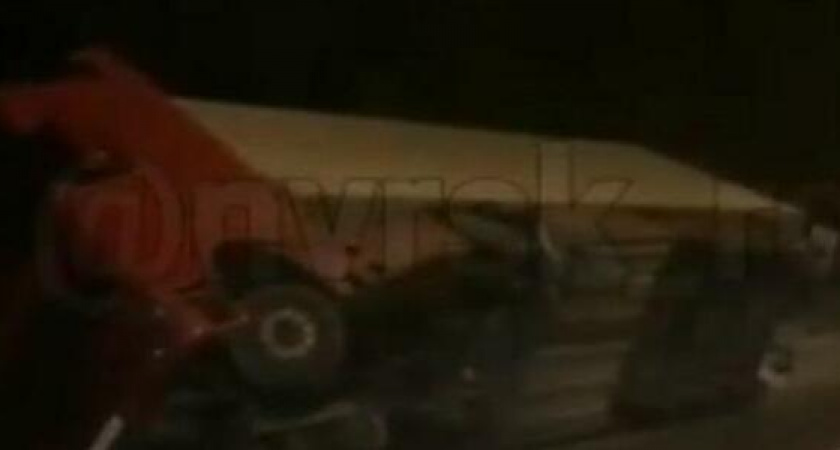 Под Новороссийском опрокинулась многотонная фура (видео)