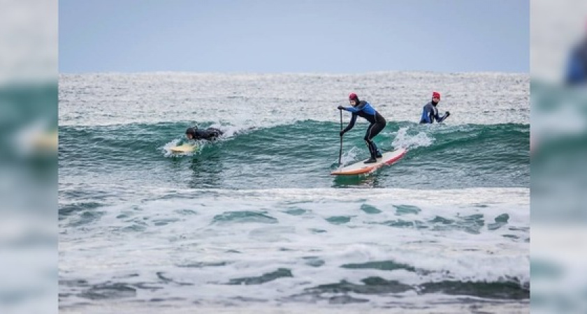 Жители Новороссийска встретили Новый год серфингом и купанием в море