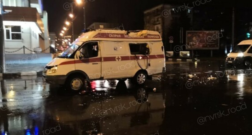 Автокран протаранил машину скорой помощи на перекрестке в Новороссийске: видео с места ДТП