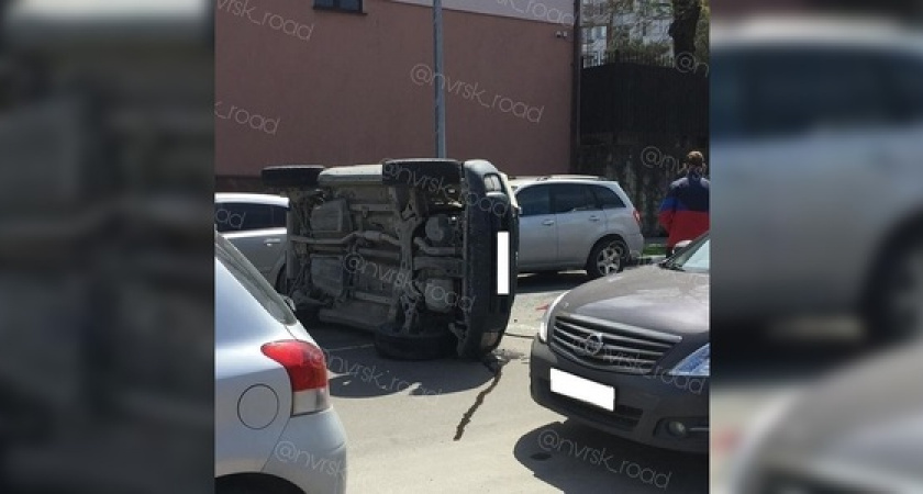 В центре Новороссийска на бок перевернулось авто: очевидцы утверждают, что водитель заснул за рулем