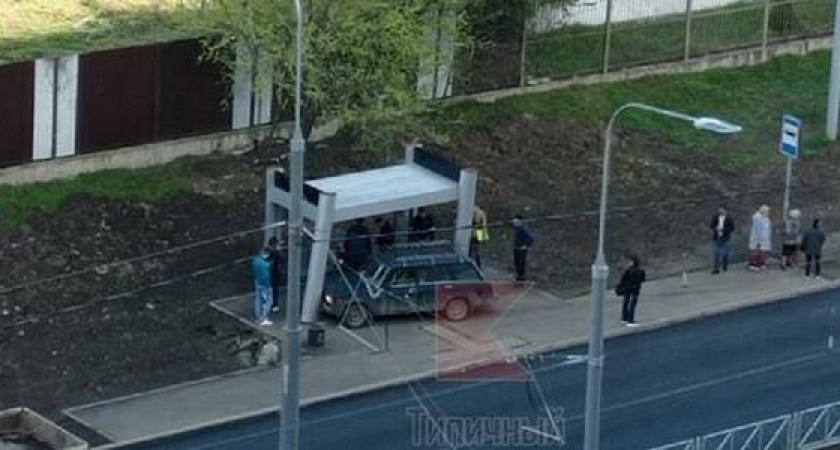 В Краснодаре в остановку влетела легковушка