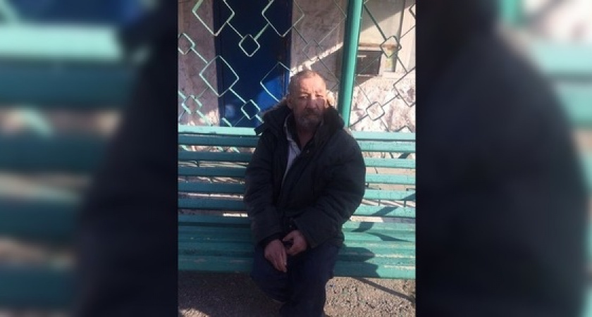 На территории Горбольницы Новороссийска под открытым небом третий день ночует 65-летний пенсионер