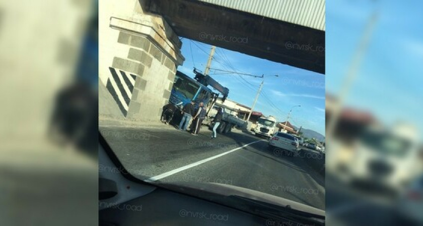 Водитель эвакуатора влетел в бетонную опору в Новороссийске