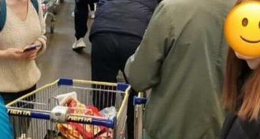 За час до карантина. В супермаркетах Новороссийска отмечается небывалый ажиотаж и огромные очереди (фото)