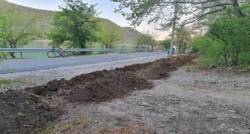 У дороги вокруг озера Абрау вырыли траншеи (теперь новороссийцы не смогут проехать в лес)