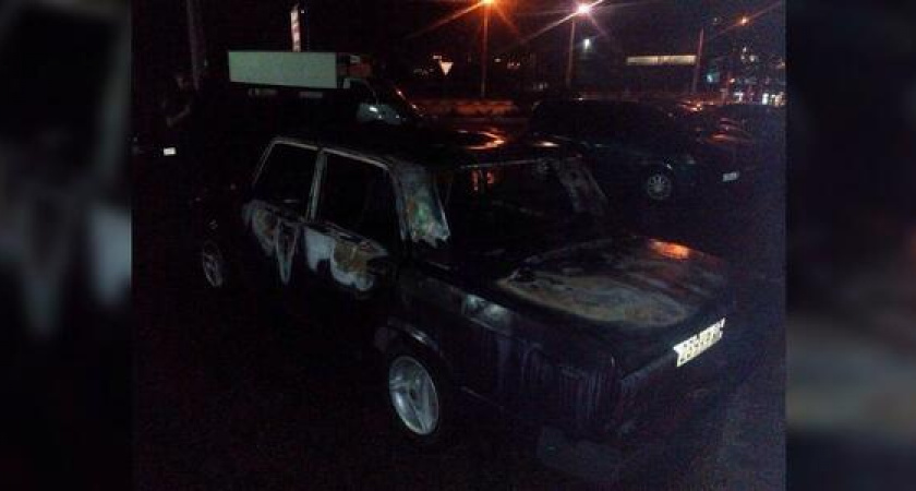 Еще одна сгоревшая машина: «Жигули» подожгли на проспекте Ленина