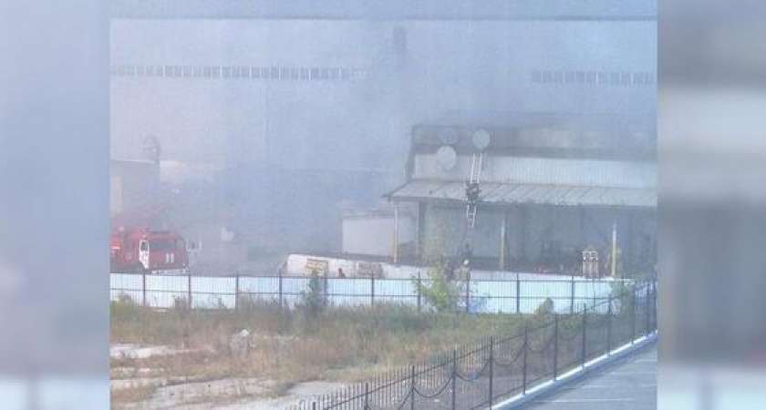 В Новороссийске на улице Мира горит рыбный магазин