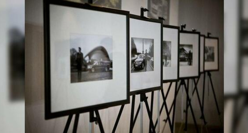 В галерее "Арт-вертикаль" в Новороссийске продолжается фотовыставка "К городу - с любовью"