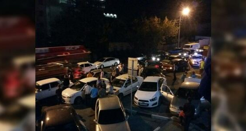 Таксисты бастуют: более 50 машин такси перекрыли улицу Энгельса в Новороссийске