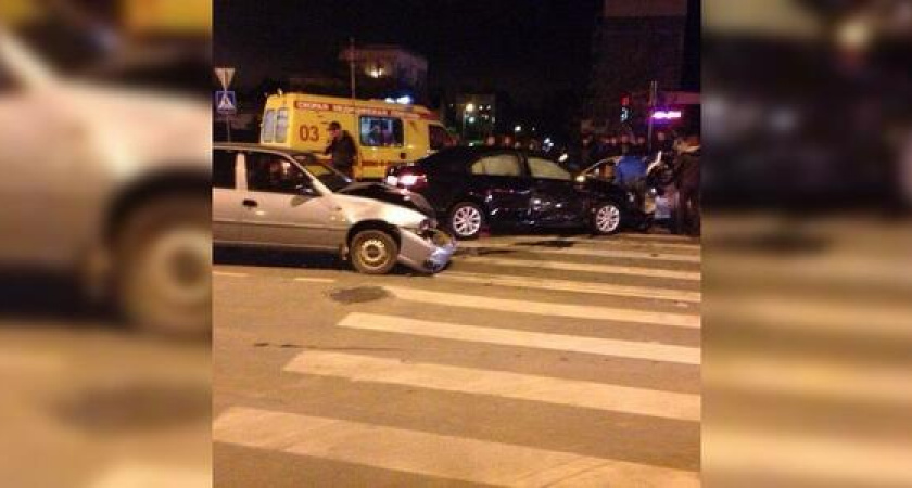 В Новороссийске произошло массовое ДТП: водителя одной из машин доставали спасатели