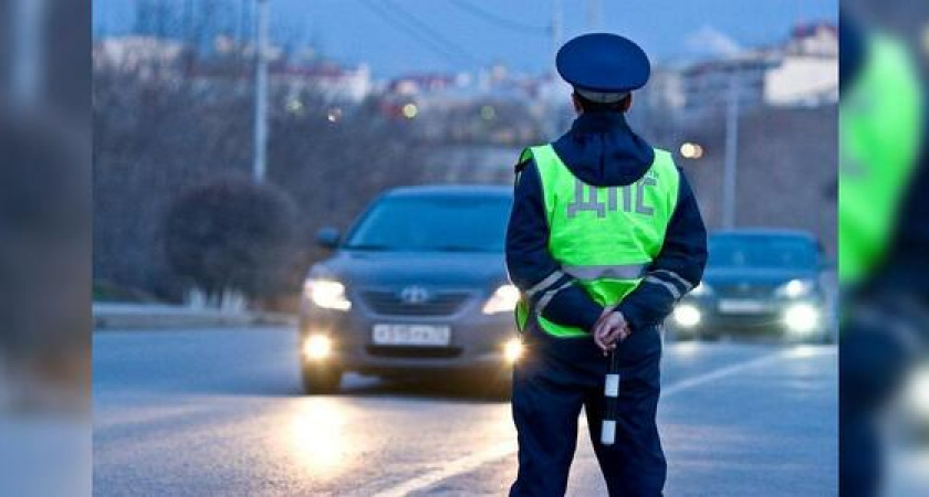 Дерзкий водитель: в Новороссийске инспектора ДПС протащили на двери авто более 50 метров