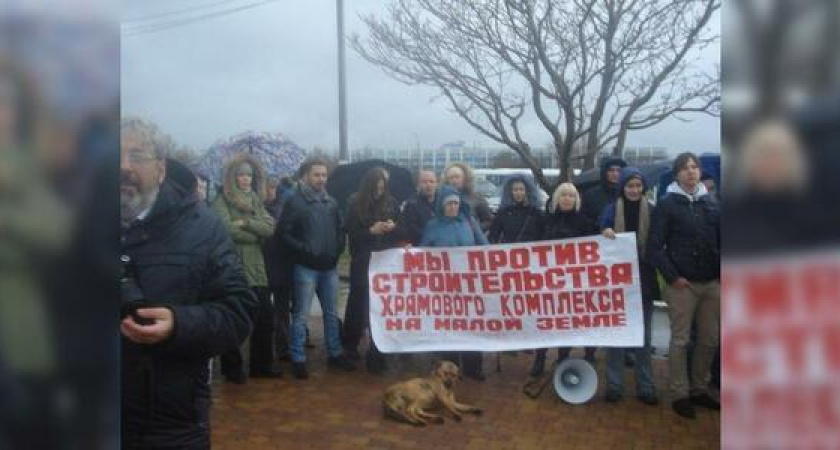 Верующие распевали хором песни, а митингующие кричали лозунги: в Новороссийске прошла акция против строительства храма