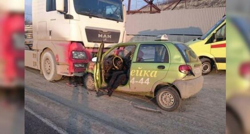 Смертельное ДТП под Новороссийском: машина такси на скорости влетела в грузовик