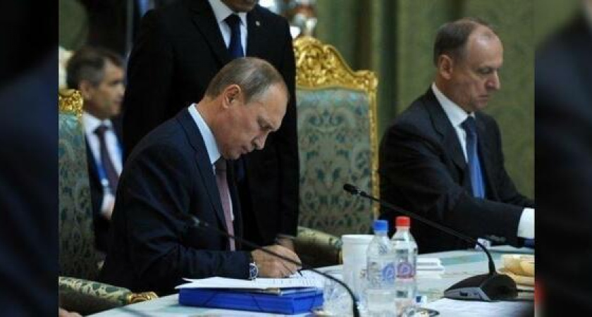 Приложения подорожают: Владимир Путин поддержал введение налога на Google и Apple