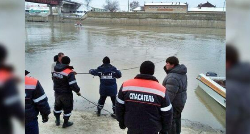 Спасатели нашли внедорожник, рухнувший с моста в реку в Славянском районе