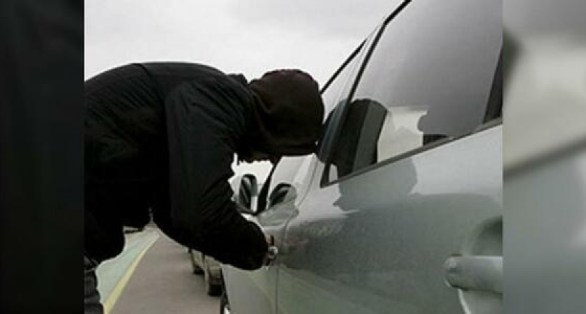 3 болгарки и бензопила "Дружба": в Новороссийске из легкового автомобиля вынесли все строительные инструменты