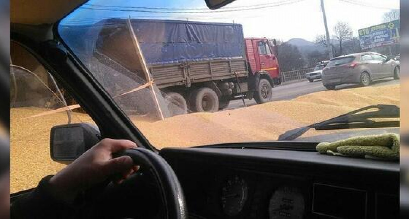 В Новороссийске перевернулся зерновоз: зерном засыпана вся проезжая часть