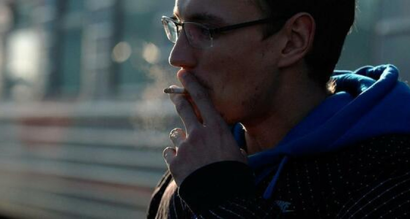 Пачки тонких сигарет окрасят в неприятный для курильщиков цвет под названием  Pantone 448C