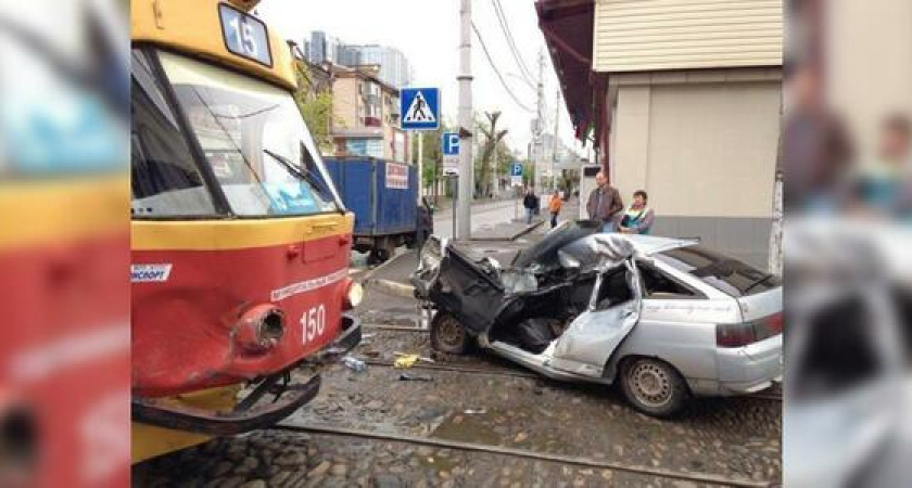 Смертельное ДТП: в Краснодаре трамвай подмял под себя «двенадцатую», фото с места происшествия