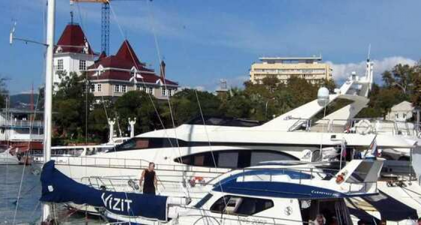 Представят яхту из красного дерева: на майские праздники в Сочи пройдет выставка яхт и катеров