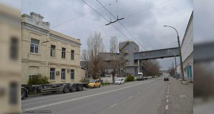 Жители дома на улице Жуковского в Новороссийске задыхаются от паров мазута и глохнут от шума промышленных объектов