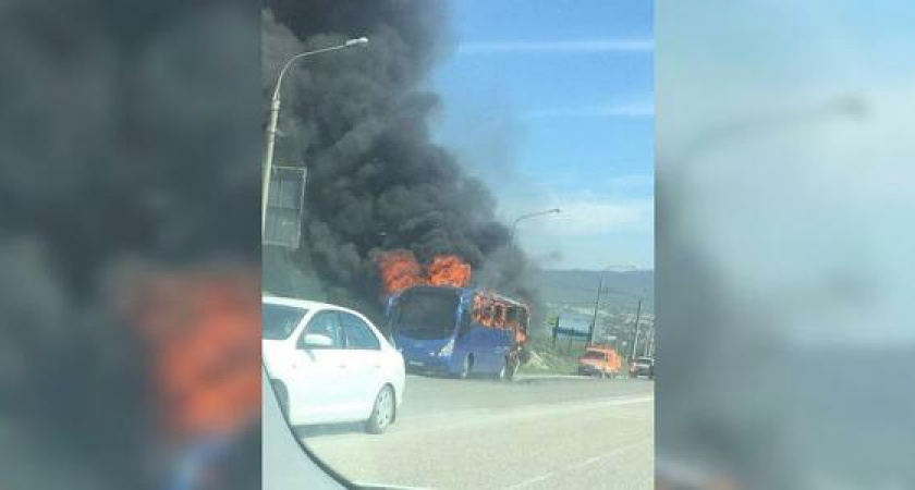 В Сети появилось видео горящего пассажирского автобуса под Новороссийском