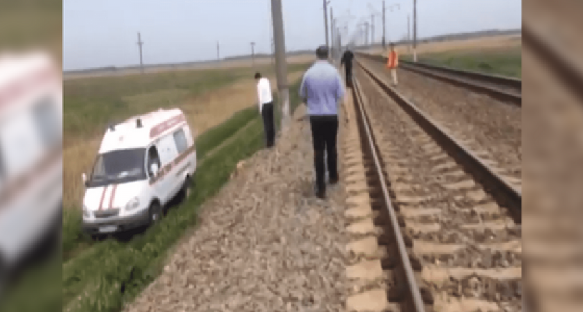 В сети появилось видео с места трагедии на Кубани: поезд сбил двух целующихся девушек