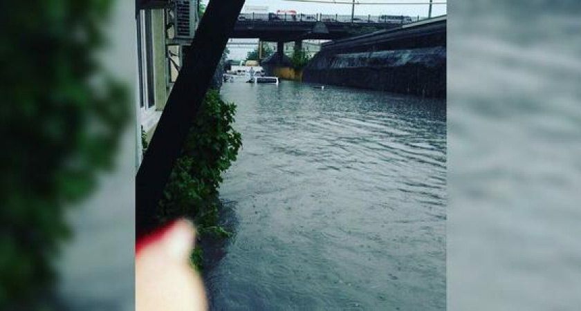 В Новороссийске водитель спасался от последствий ливня на крыше собственного авто