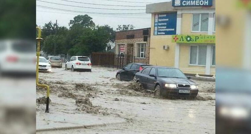 Ливень в Новороссийске дубль два: город вновь тонет в потоках грязной воды