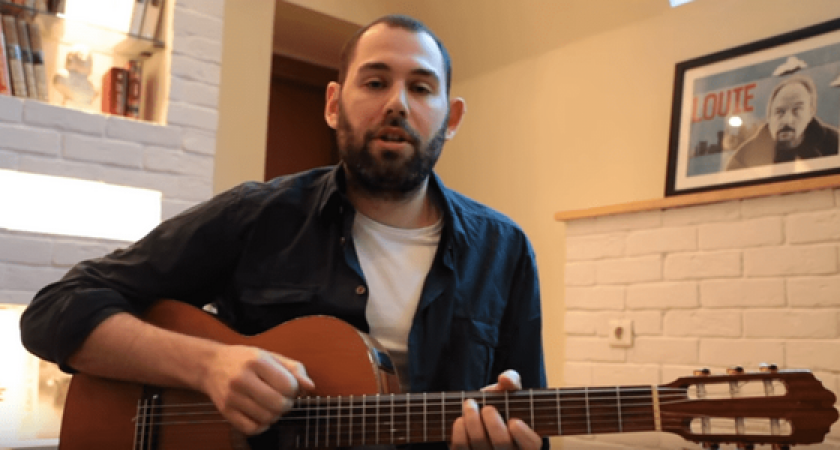 Юморист Семен Слепаков записал песню на слова «денег нет, но вы держитесь»: ролик просмотрели больше 1,5 миллиона раз