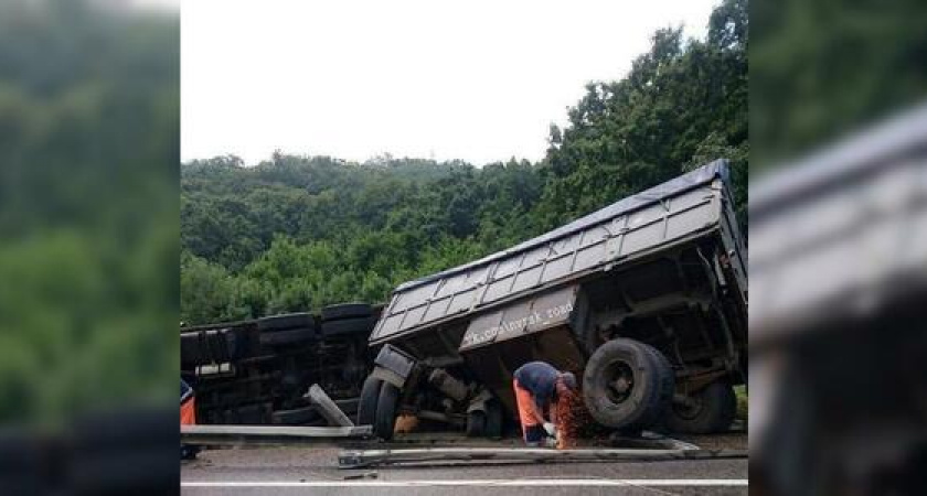 Под Новороссийском женщина на «Опеле» протаранила стоящий зерновоз: пострадала маленькая девочка