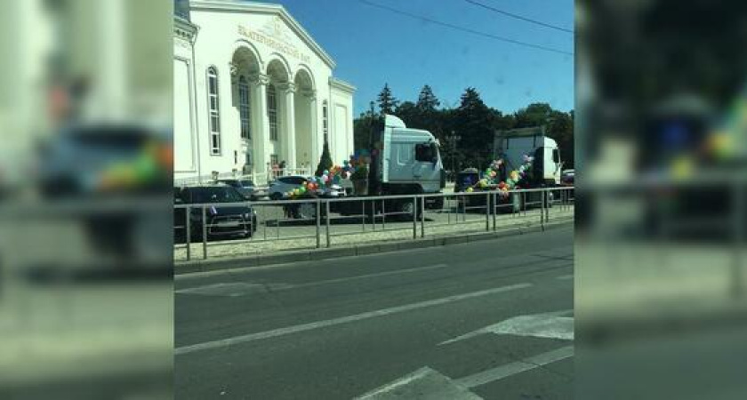 В Краснодаре сыграли свадьбу на грузовиках