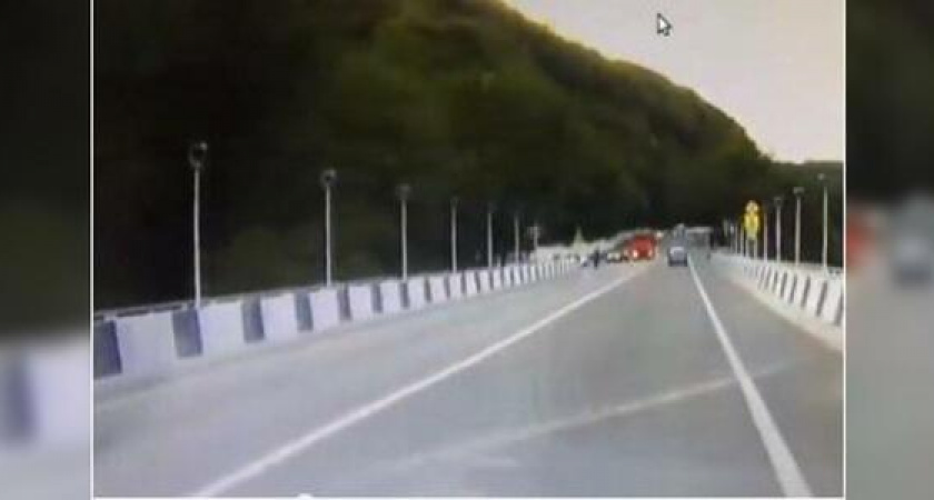 На трассе под Туапсе человек бросился под колеса КамАЗа, а тот успел увернуться: видео чудесного спасения