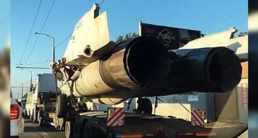 В Краснодаре в пробке стоял самолет-истребитель: техника попала в объектив камеры видеорегистратора